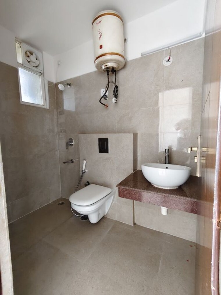 Bathroom, real-anchor-world-residency 3 Bedroom 1935 Sq.Ft. Apartment In Indrapuram Ghaziabad 10375884