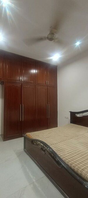 Room in 3 BHK Builder Floor at Old Dlf – for Rent