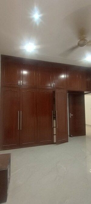 Room in 3 BHK Builder Floor at Old Dlf – for Rent