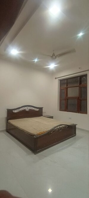 Bedroom in 3 BHK Builder Floor at Old Dlf – for Rent