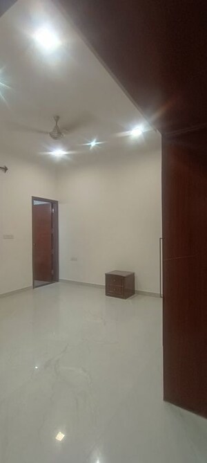 Room in 3 BHK Builder Floor at Old Dlf – for Rent