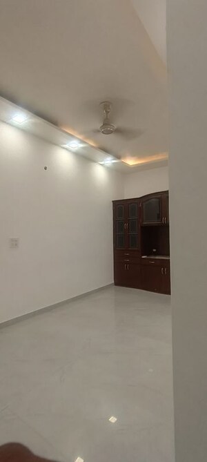 Room in 3 BHK Builder Floor at Old Dlf – for Rent