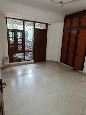Room in 4 BHK Apartment at Sheeba Apartment, Sector 28 – for Rent