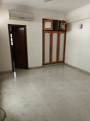 Room in 4 BHK Apartment at Sheeba Apartment, Sector 28 – for Rent