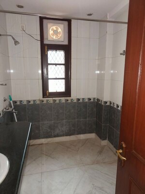 Bathroom in 4 BHK Apartment at Sheeba Apartment, Sector 28 – for Rent