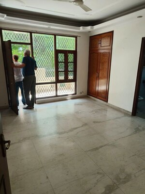 Room in 4 BHK Apartment at Sheeba Apartment, Sector 28 – for Rent