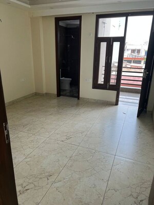Room in 3 BHK Builder Floor at Sector 51 – for Rent
