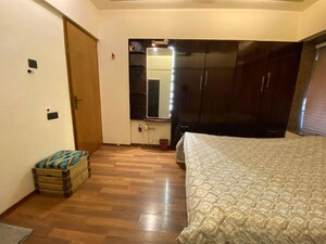 Room in 2 BHK Apartment at Preeti Apartment Bandra, Bandra West – for Rent