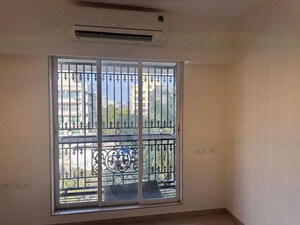 Room in 2 BHK Apartment at Crescent Heritage, Khar West – for Rent