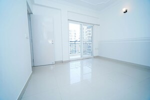 Room in 3.5 BHK Apartment at Amrapali Zodiac, Sector 120 – for Rent