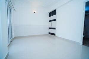 Room in 3.5 BHK Apartment at Amrapali Zodiac, Sector 120 – for Rent
