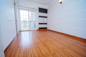 Room in 3.5 BHK Apartment at Amrapali Zodiac, Sector 120 – for Rent