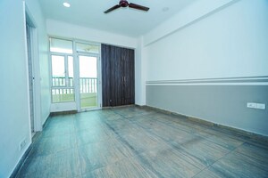 Room in 3.5 BHK Apartment at Amrapali Zodiac, Sector 120 – for Rent