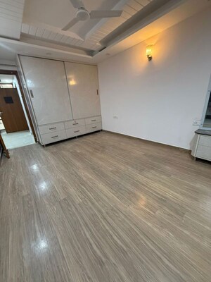 Room in 4 BHK Builder Floor at Sector 38 – for Rent