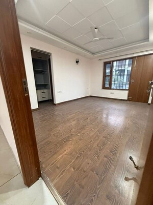 Room in 4 BHK Builder Floor at Sector 38 – for Rent