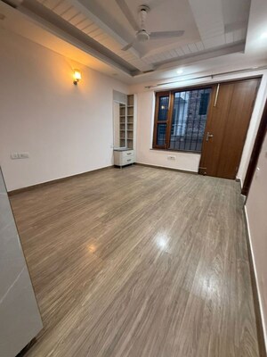 Room in 4 BHK Builder Floor at Sector 38 – for Rent