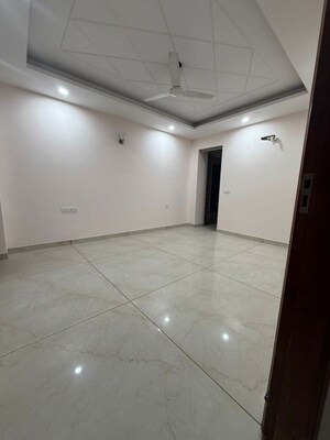 Room in 4 BHK Builder Floor at Sector 38 – for Rent