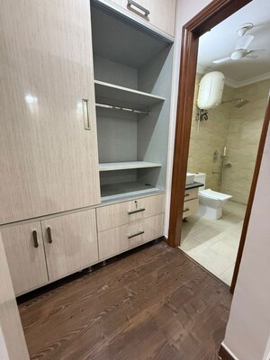 Room in 4 BHK Builder Floor at Sector 38 – for Rent
