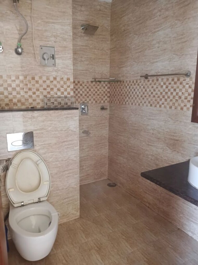 Bathroom, vasant vihar 3.5 Bedroom 1200 Sq.Ft. Apartment In Vasant Vihar Delhi 10376227