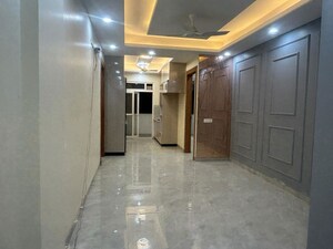 Building Lobby in 4 BHK Builder Floor at Sushant Lok 2, Sector 57 – for Sale