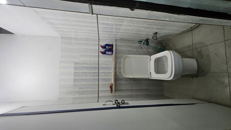 Bathroom, dilshad garden 2.5 Bedroom 900 Sq.Ft. Apartment In Dilshad Garden Delhi 10376318