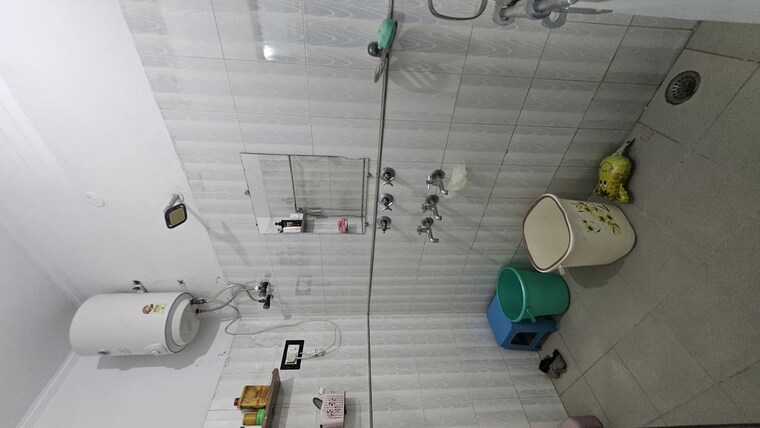 Bathroom, dilshad garden 2.5 Bedroom 900 Sq.Ft. Apartment In Dilshad Garden Delhi 10376318