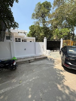3 BHK + Servant Room Independent House For Rent in RWA Apartments Sector 71