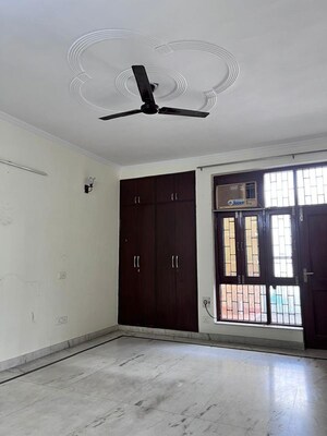 Room in 3 BHK Builder Floor at RWA Apartments Sector 50, Sector 50 – for Rent
