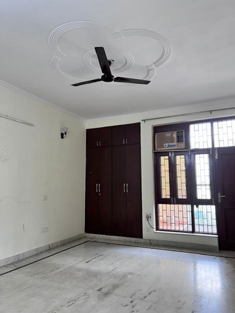 Room, rwa-apartments-sector-50 3 Bedroom 450 Sq.Mt. Builder Floor In Sector 50 Noida 10376409