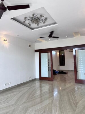 Room in 3 BHK Builder Floor at RWA Apartments Sector 50, Sector 50 – for Rent