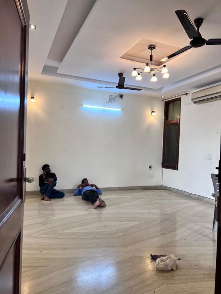 Room, rwa-apartments-sector-50 3 Bedroom 450 Sq.Mt. Builder Floor In Sector 50 Noida 10376409