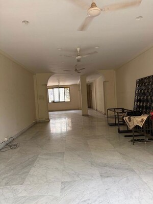 Room in 3 BHK Apartment at Churchgate – for Sale