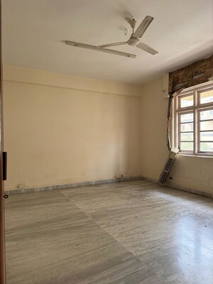 Room in 3 BHK Apartment at Churchgate – for Sale