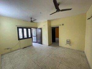 Room in 4 BHK Apartment at Sector 7 Dwarka – for Rent