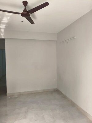 Room in 3.5 BHK Apartment at Microtek Greenburg, Sector 86 – for Rent