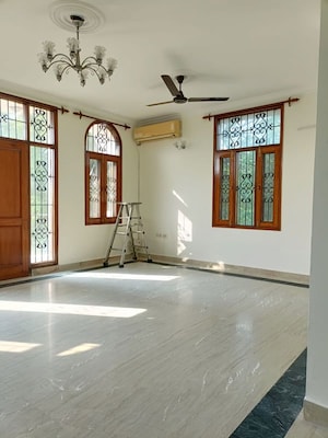 Room in 3 BHK Apartment at Vasant Enclave – for Rent