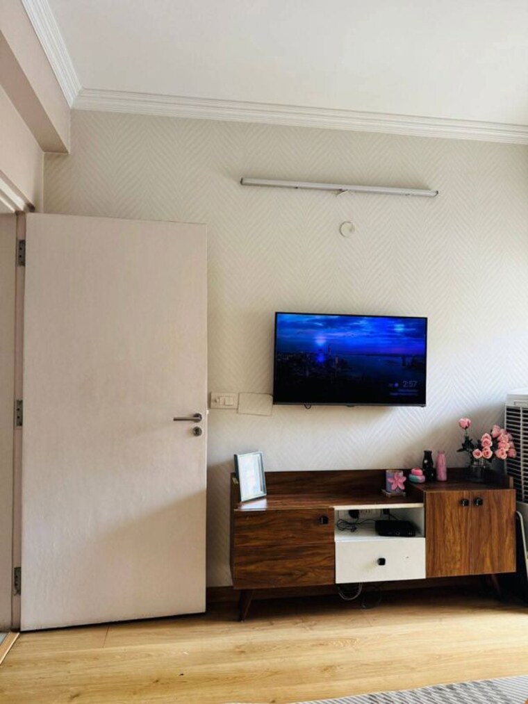 Room, emaar-imperial-gardens 3.5 Bedroom 2025 Sq.Ft. Apartment In Sector 102 Gurgaon 10376767