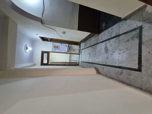Furnished Amenities in 2.5 BHK Builder Floor at Mayur Vihar – for Rent