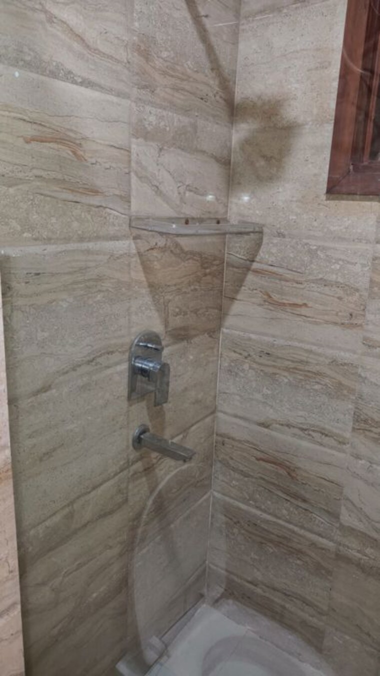 Attached Bathroom, chittaranjan park 3 Bedroom 160 Sq.Yd. Builder Floor In Chittaranjan Park Delhi 10376881