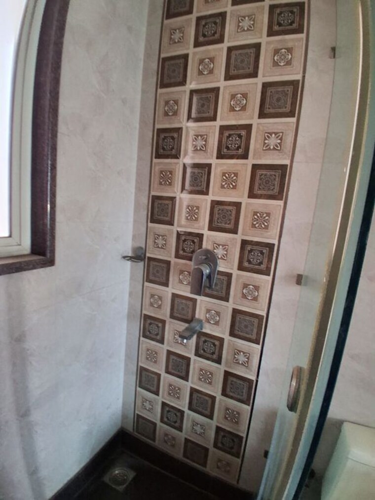 Attached Bathroom, chittaranjan park 3 Bedroom 160 Sq.Yd. Builder Floor In Chittaranjan Park Delhi 10376881