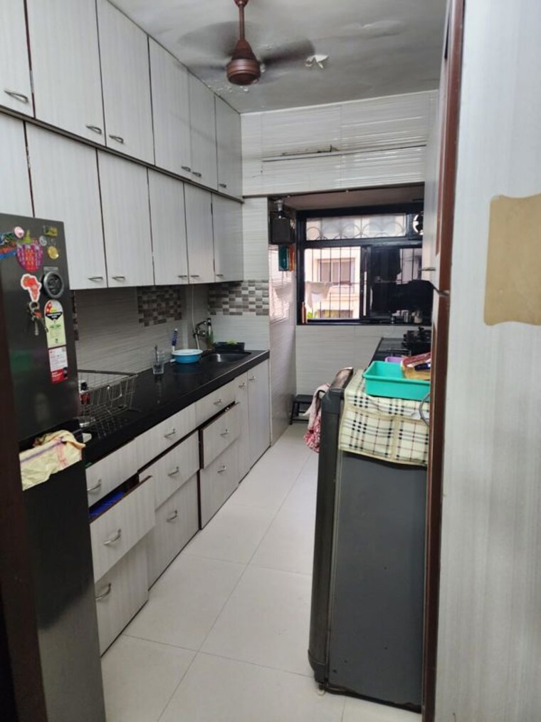 Kitchen, lokhandwala complex 3 Bedroom 1400 Sq.Ft. Apartment In Lokhandwala Complex Mumbai 10376907