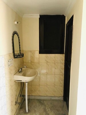Bathroom in 1 BHK Builder Floor at Sector 40 – for Rent