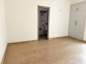 Room in 3 BHK Apartment at Sikka Kaamna Greens, Sector 143a Noida – for Rent