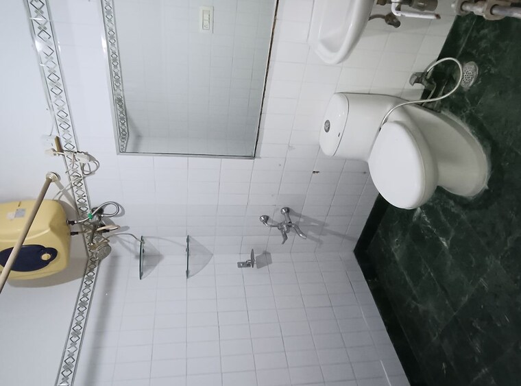 Bathroom, eros-sterling-apartments 2 Bedroom 950 Sq.Ft. Apartment In Charmwood Village Faridabad 10376996