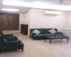 3 BHK + Servant Room Builder Floor For Rent in Defence Colony