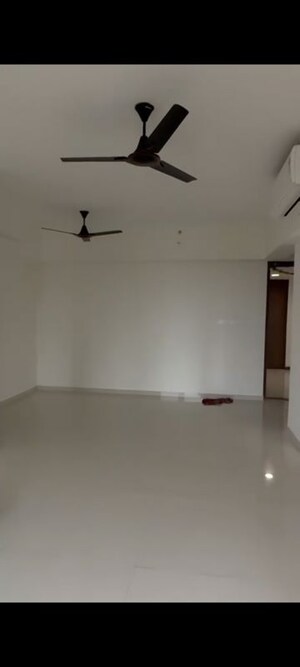 Room in 3 BHK Apartment at Lodha Amara New Tower, Kolshet Road – for Rent