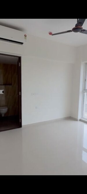 Room in 3 BHK Apartment at Lodha Amara New Tower, Kolshet Road – for Rent