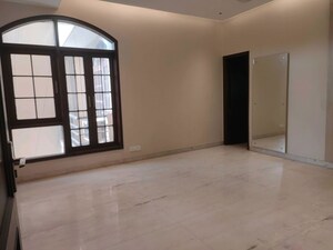 Room in 4 BHK Builder Floor at Safdarjung Enclave – for Rent