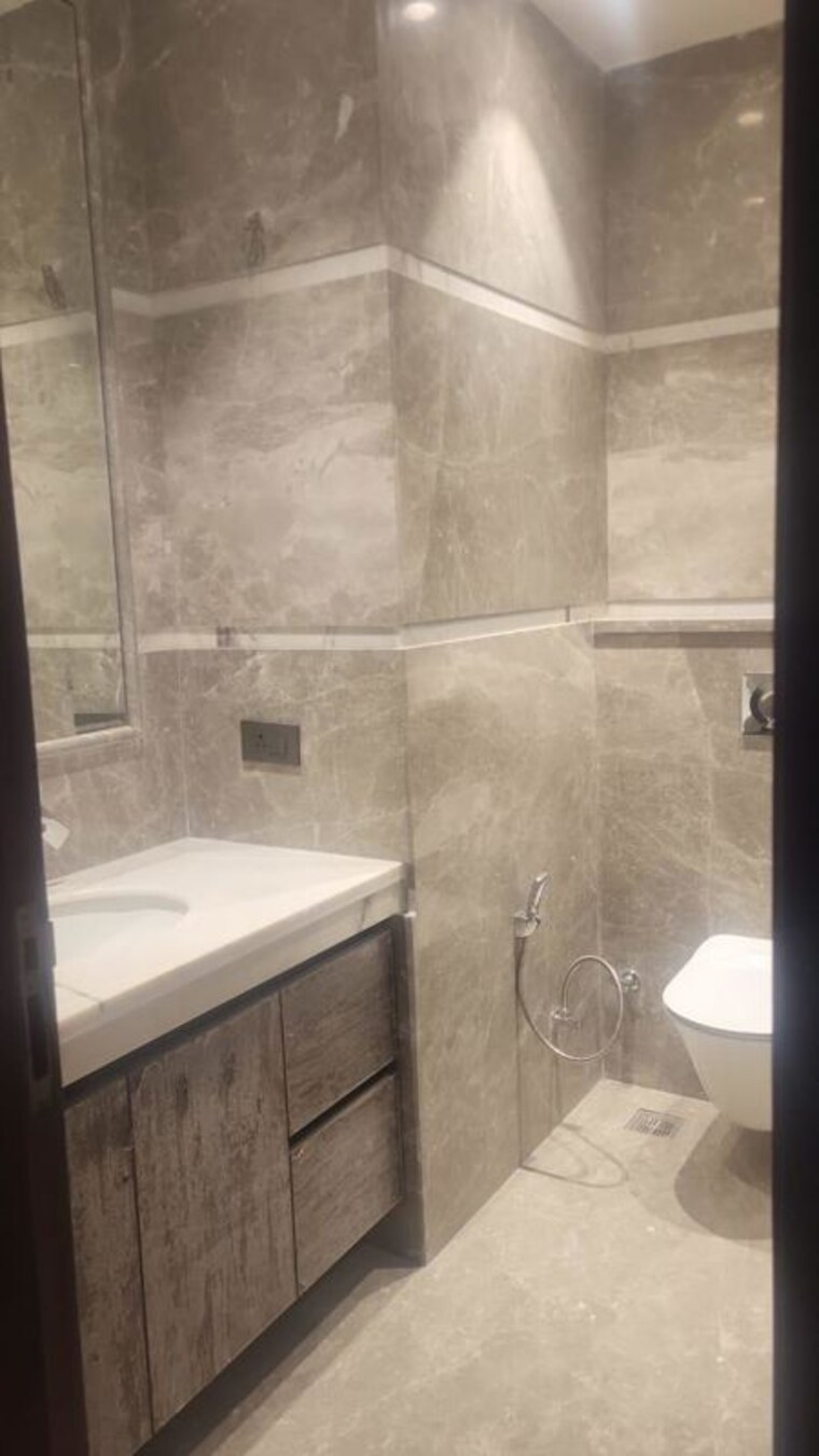 Bathroom, safdarjung enclave 3 Bedroom 2450 Sq.Ft. Builder Floor In Safdarjung Enclave Delhi 10377074