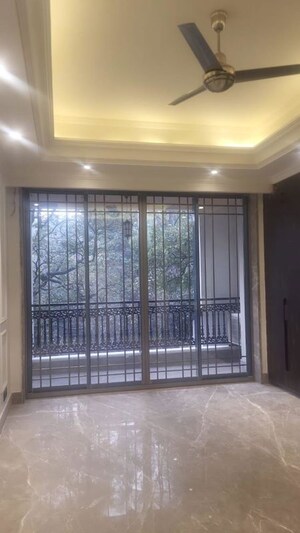Room in 3 BHK Builder Floor at Safdarjung Enclave – for Rent